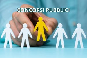 Illustrazione di una selezione lavorativa con omini e scritta "concorsi pubblici"