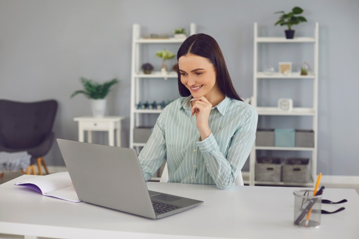 Ragazza che si iscrive ad un concorso pubblico online
