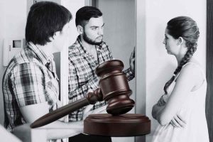Persone che litigano e martelletto