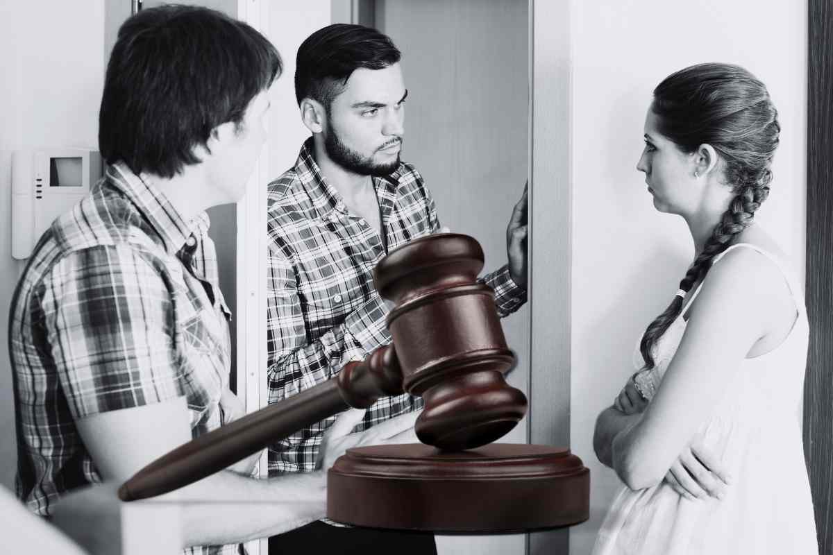 Persone che litigano e martelletto