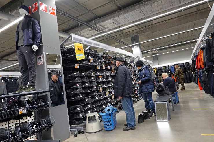 Scaffali Decathlon e clientela