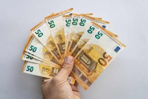 Banconote da 50€ in mano