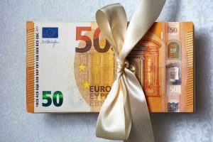 Banconote da 50€ infiocchettate