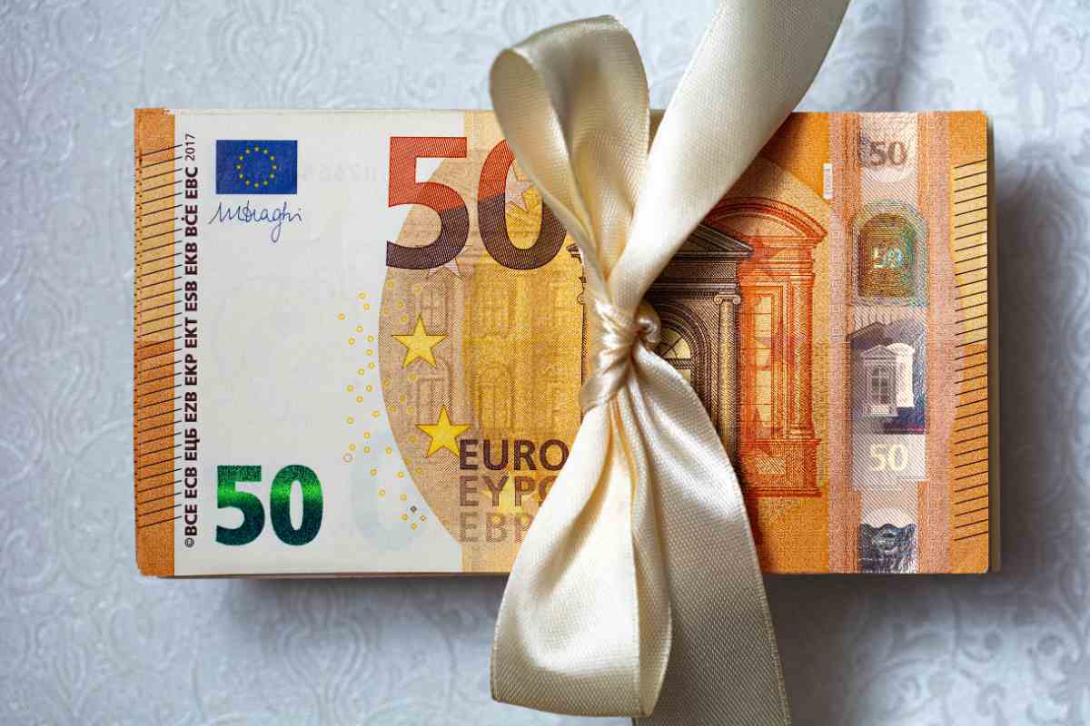 Banconote da 50€ infiocchettate