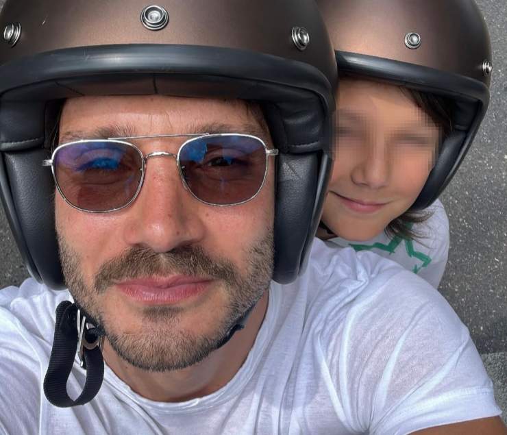 Selfie di Stefano De Martino e Santiago