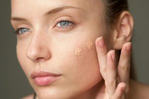 Modella applica il fondotinta