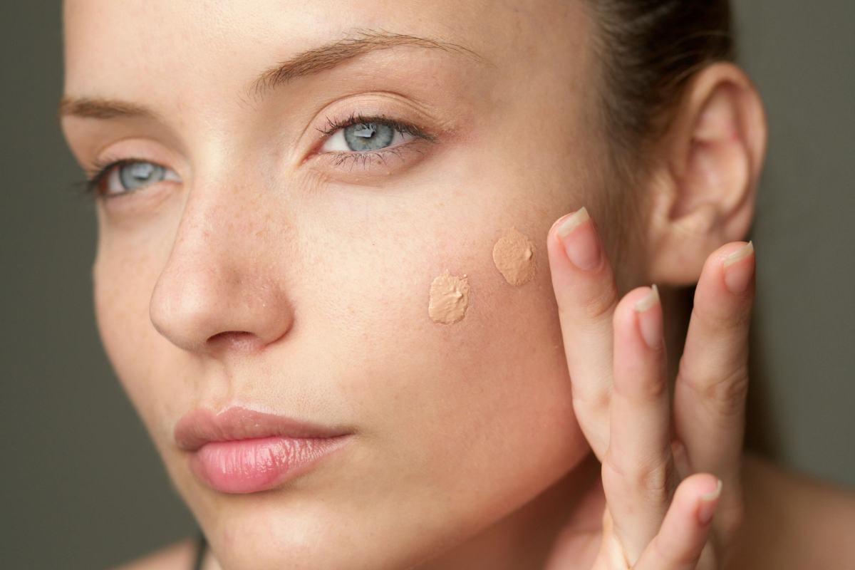 Modella applica il fondotinta