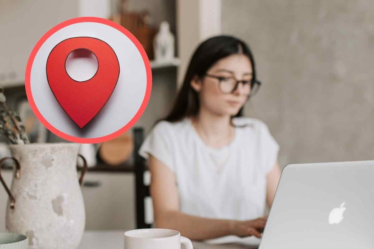 Lavoratrice al computer a casa