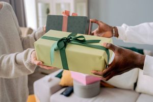 Persone si scambiano un regalo