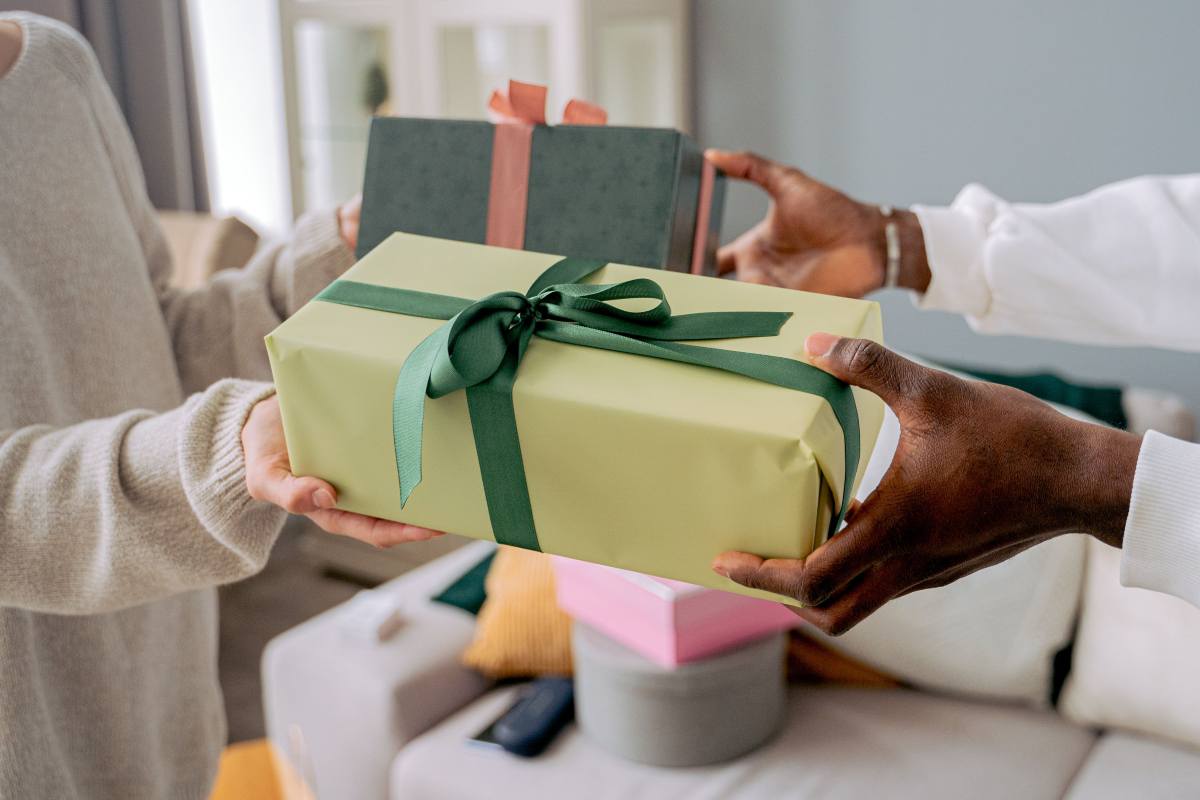 Persone si scambiano un regalo