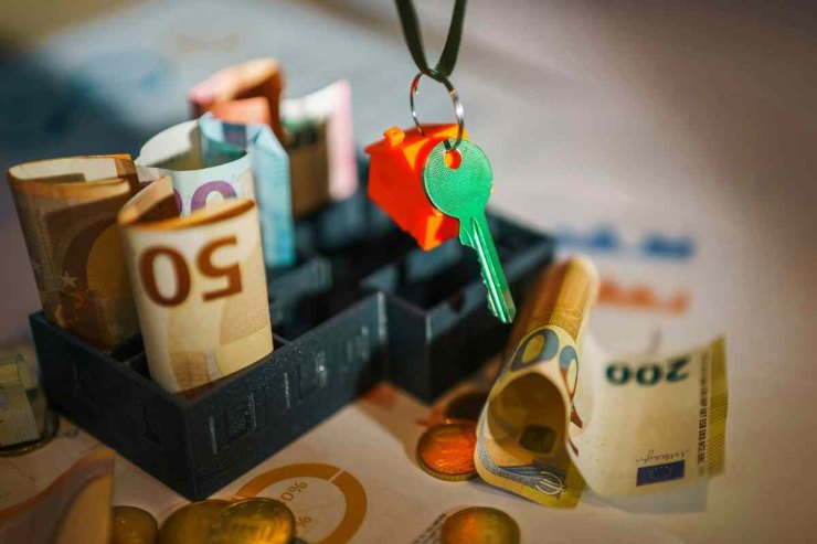 chiavi di casa e soldi
