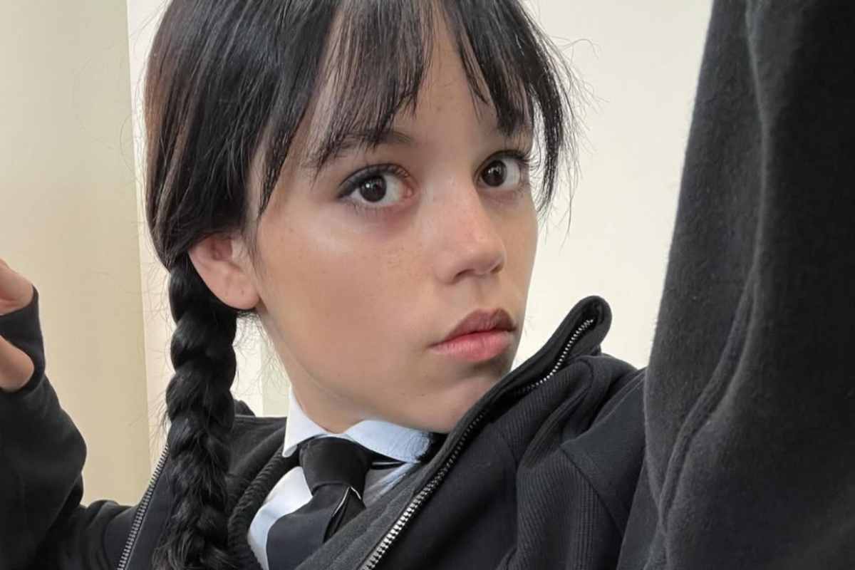 Jenna Ortega in camerino, truccata per interpretare Mercoledì Addams