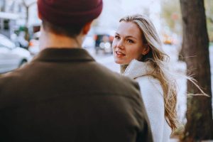 Ragazzo e ragazza che flirtano