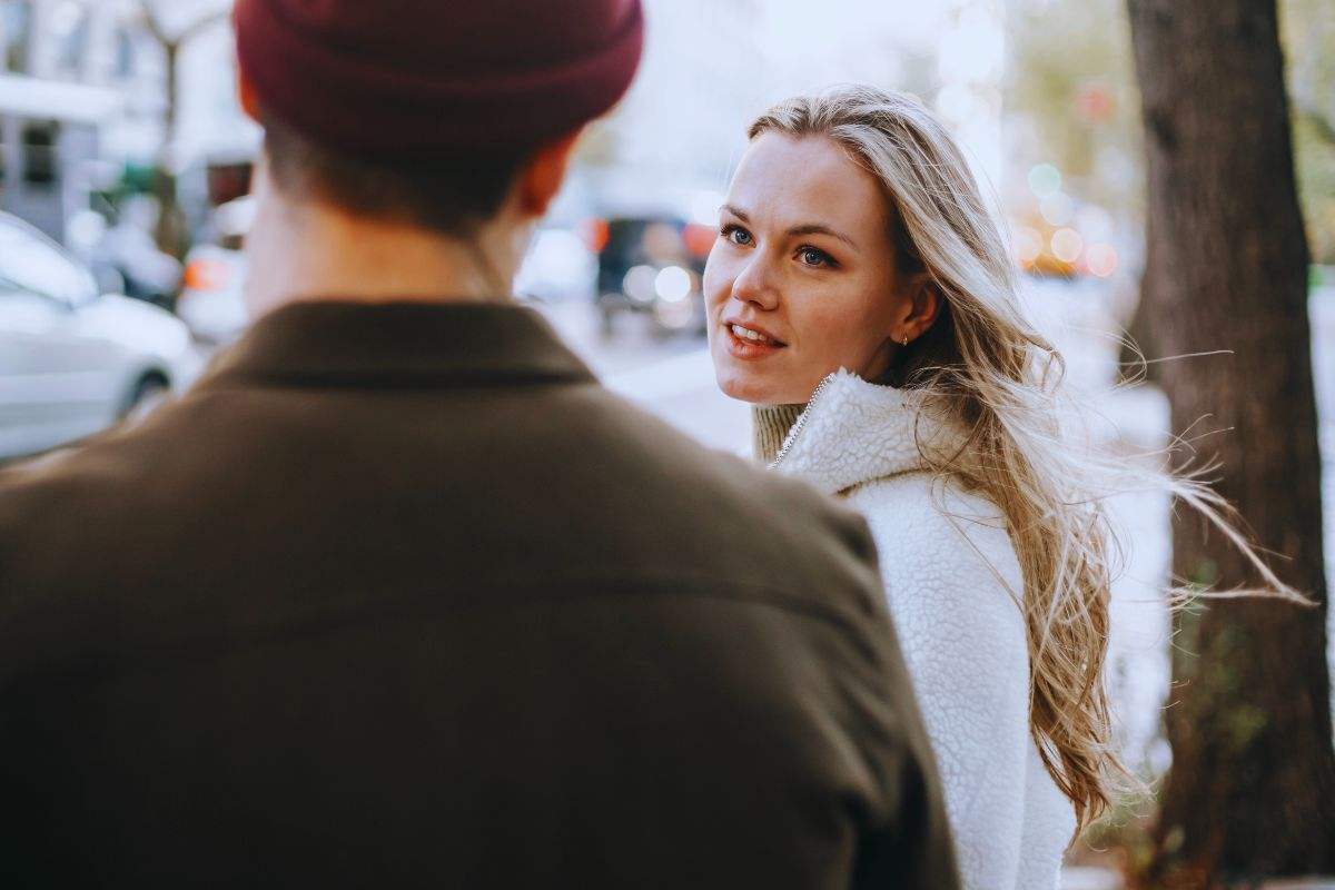 Ragazzo e ragazza che flirtano