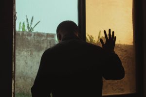 Uomo disperato alla finestra
