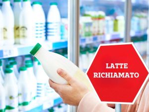 Latte supermercato simbolo stop scritta latte richiamato