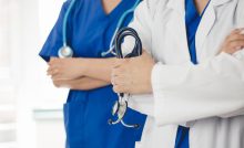 medico e infermiera con le braccia incrociate
