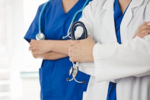 medico e infermiera con le braccia incrociate
