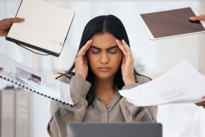 Ragazza imbronciata circondata da quaderni