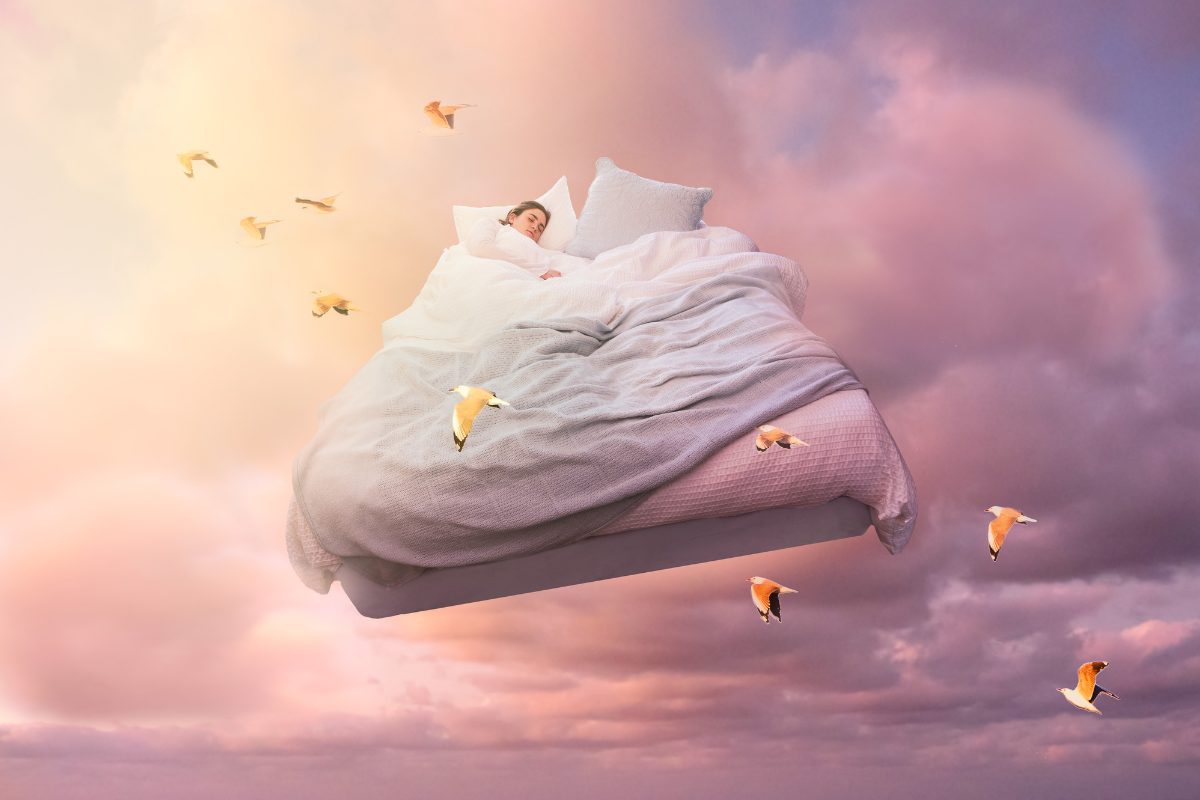 Illustrazione di una donna che dorme in un letto sospeso nel cielo: allucinazioni del sonno