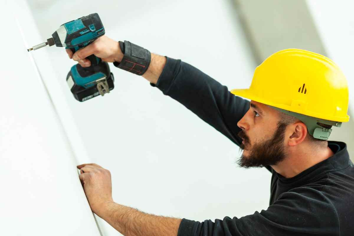 Operaio al lavoro con trapano