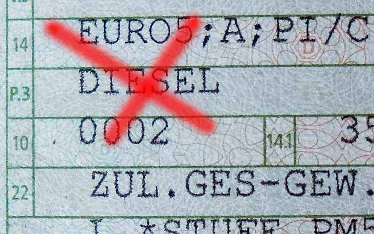 Libretto circolazione con dicitura "diesel euro 5" e una X sopra