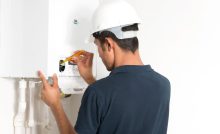 Tecnico della caldaia al lavoro