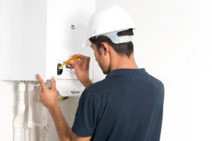Tecnico della caldaia al lavoro