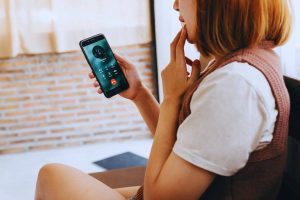 Ragazza preoccupata che riceve una chiamata truffa