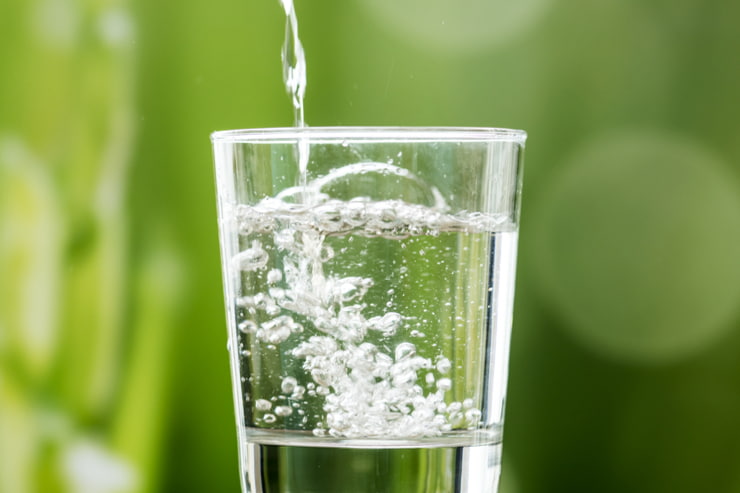 Bicchiere di acqua frizzante