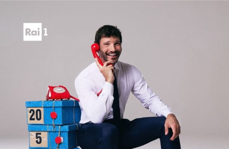 stefano de martino seduto sui pacchi di affari tuoi