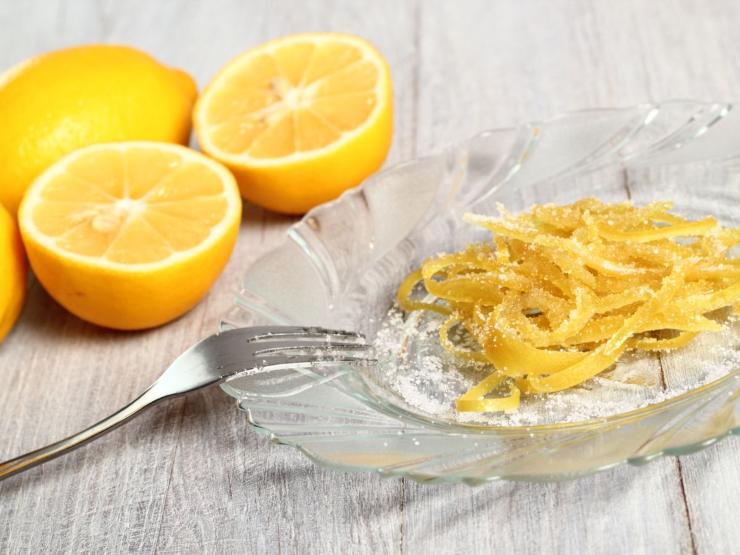 limoni tagliati a metà e canditi