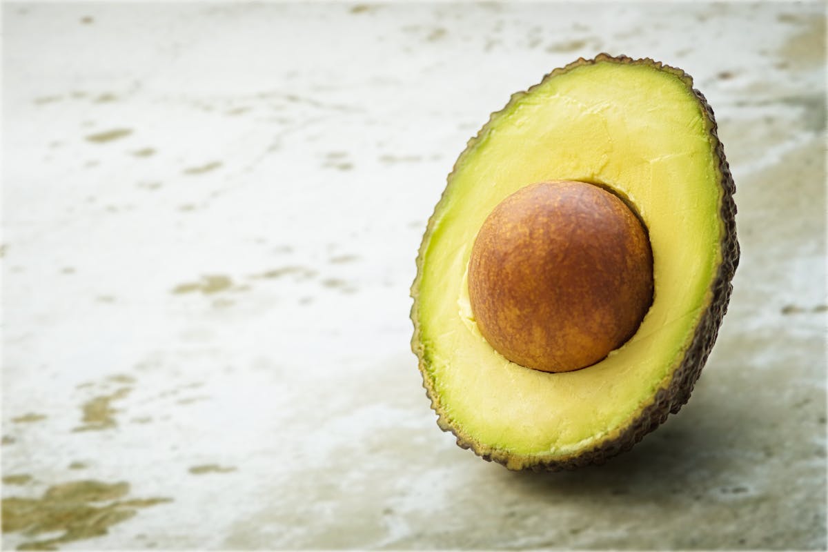 avocado a metà