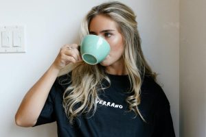 Ragazza che beve tisana