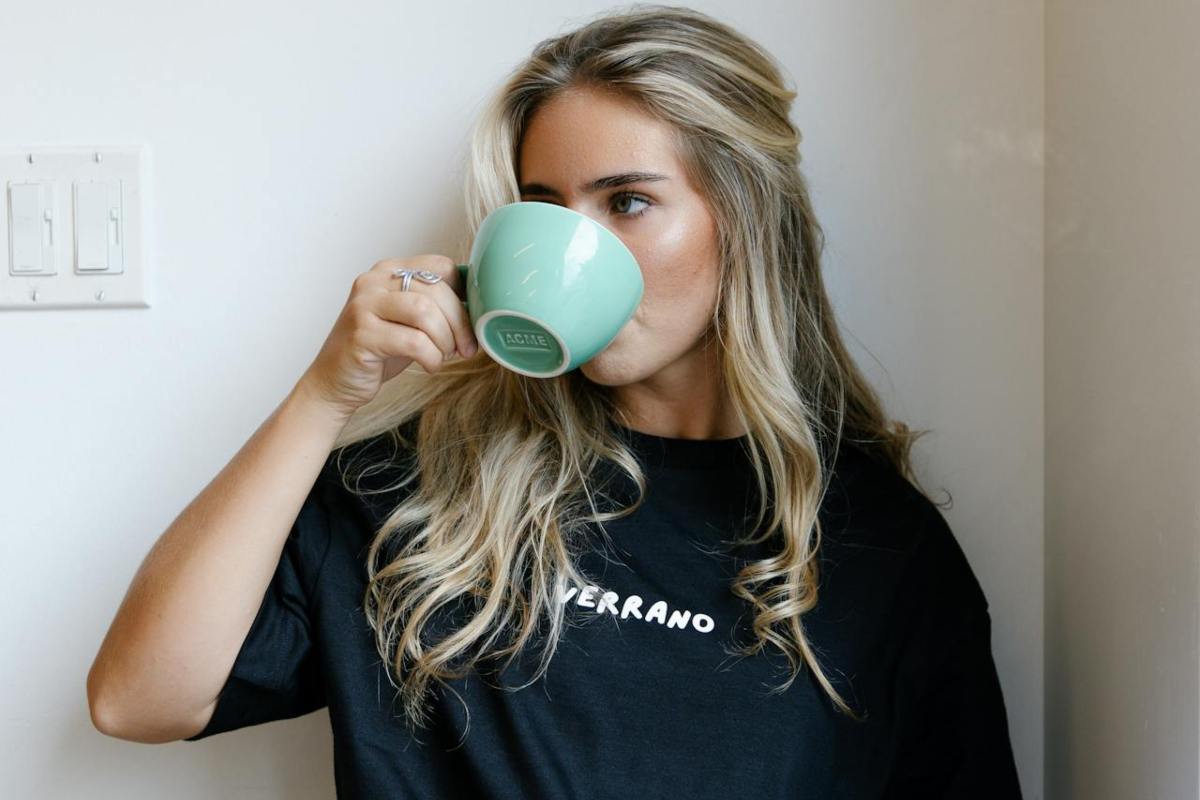 Ragazza che beve tisana