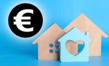 sfondo sagome casette di legno e logo euro