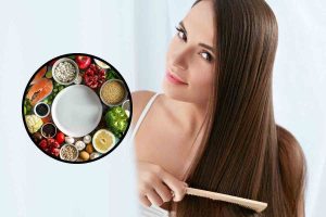 Donna che pettina i capelli e alimenti