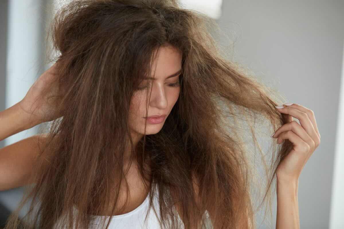 Ragazza con capelli arruffati e rovinati