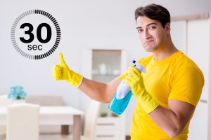 uomo fa pulizie scritta 30 secondi