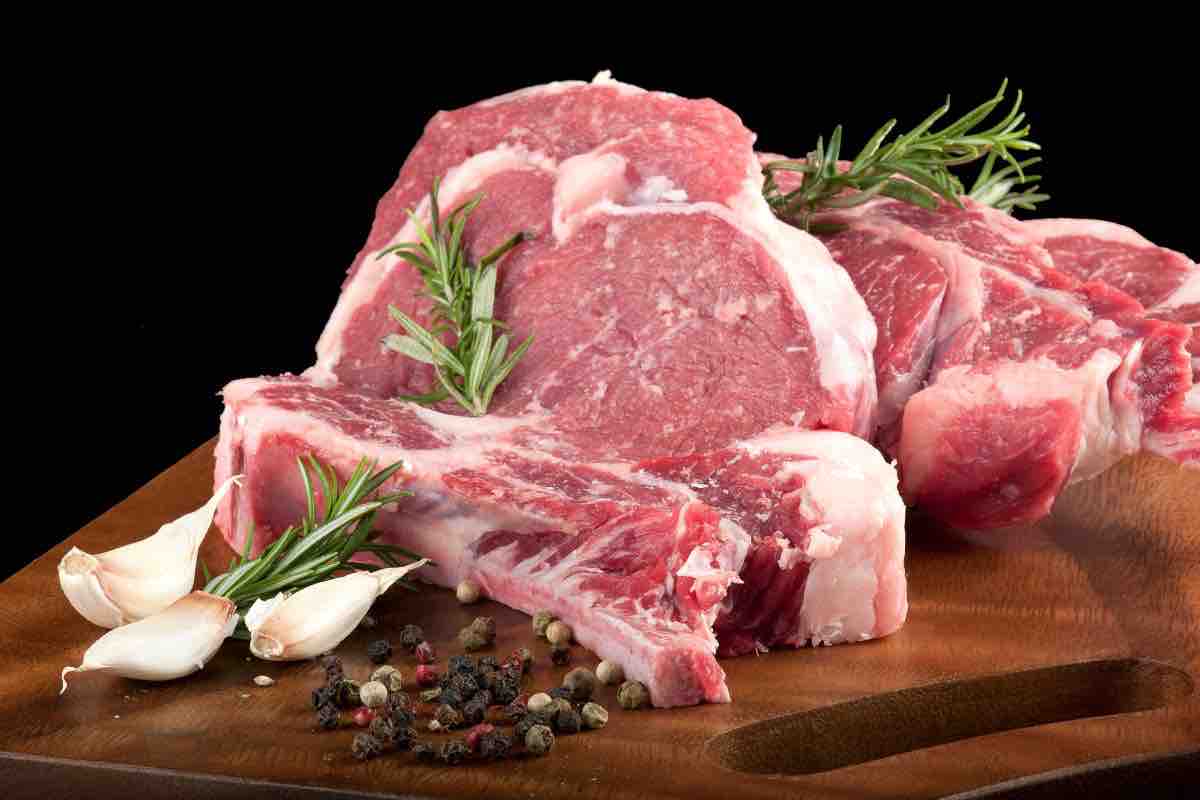 Carne rossa su un tagliere