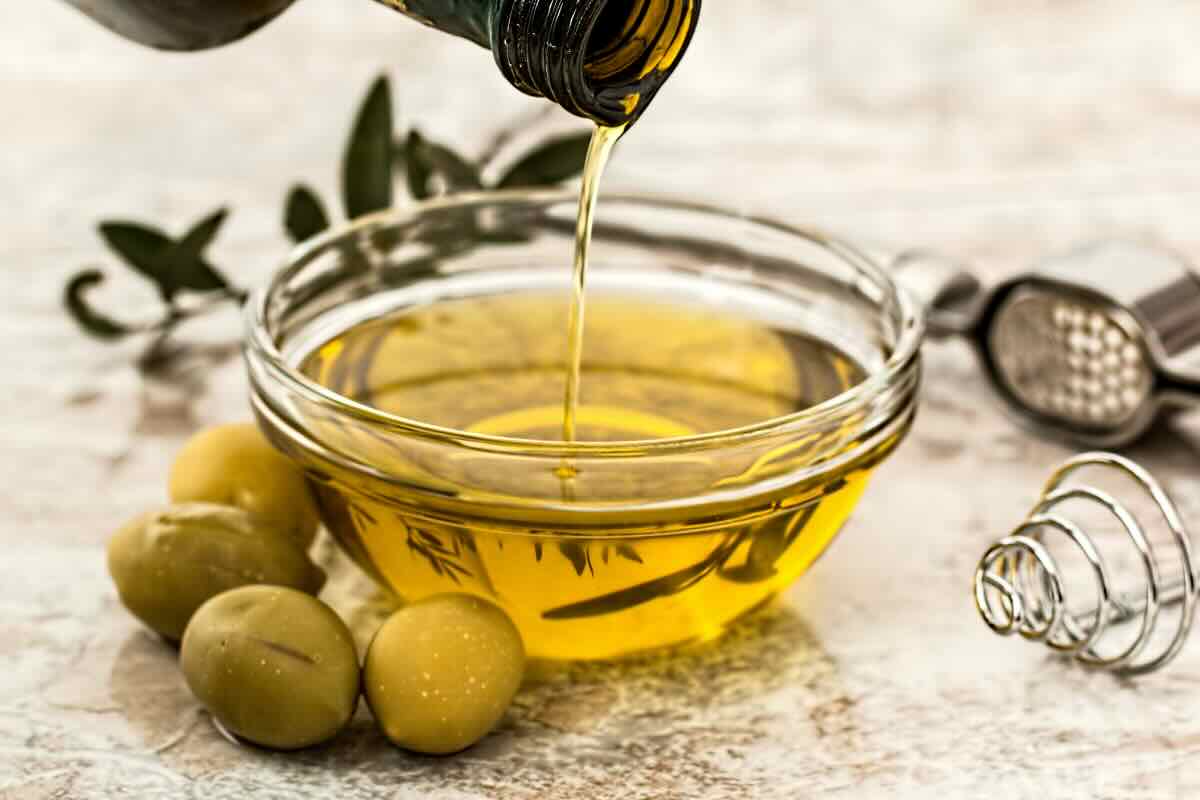 ciotola con olio e olive