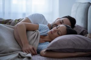 Coppia dorme nel letto