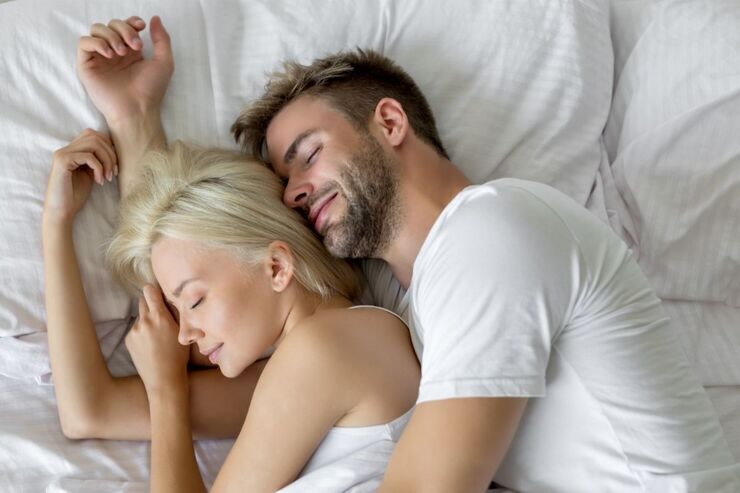 Coppia dorme abbracciata nel letto