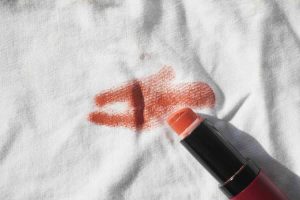 camicia bianca con macchia rossetto rosso