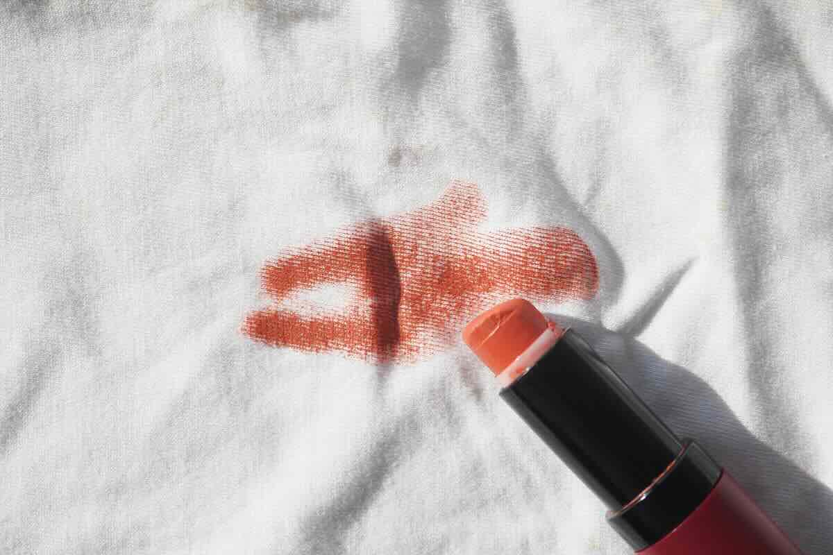 camicia bianca con macchia rossetto rosso