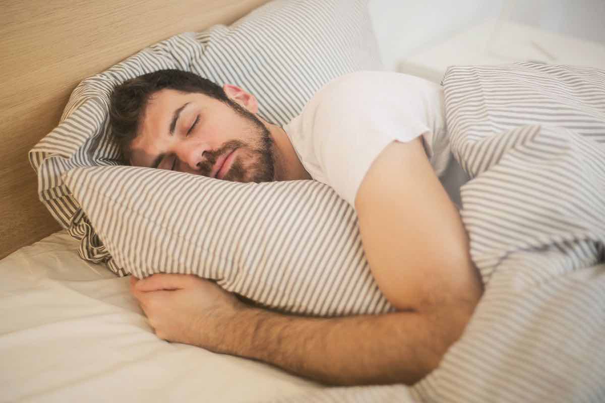 Uomo che dorme a letto