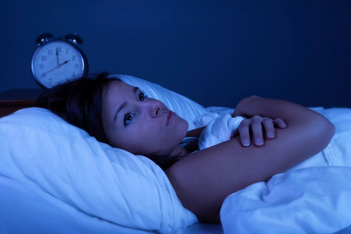 Donna imbronciata sdraiata nel letto
