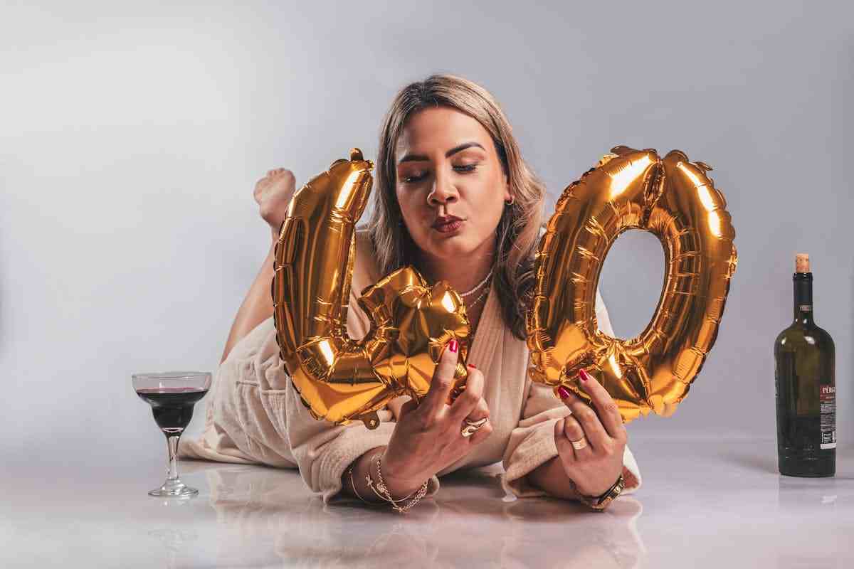 donna di 40 anni con palloncini festa