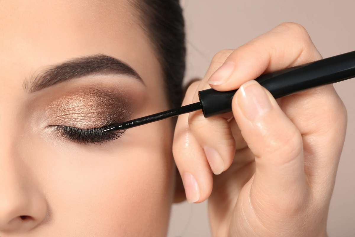 Donna che mette eyeliner