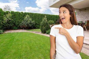 Giardino e donna che indica